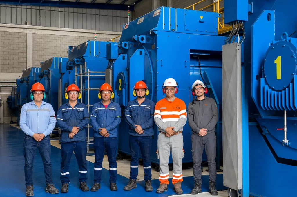 Equipo técnico frente a bancos de ensayo de motores eléctricos de alta potencia